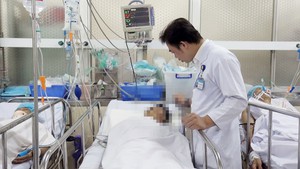 Lại gần chuồng cọp, người đàn ông bị vồ mất hai tay