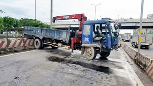 Xe tải cẩu chắn ngang quốc lộ 1, 2 người bị thương