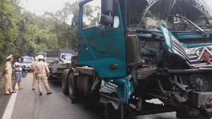 Xe đầu kéo va chạm với xe tải, đèo Bảo Lộc kẹt cứng nhiều giờ liền