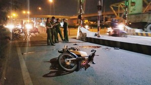 Tông vào Trạm thu phí xa lộ Hà Nội, một thầy giáo tử vong