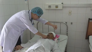 Làm tắc mạch phẫu thuật khối u màng não khổng lồ thành công