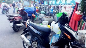 Đi khám bệnh khổ vì bãi giữ xe