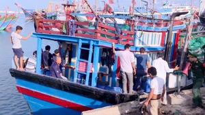 Ngư dân Quảng Ngãi cứu 32 người Trung Quốc bị nạn trên biển