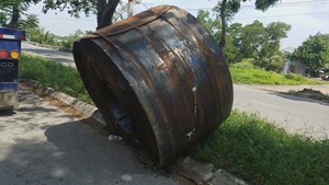 Kinh hoàng hai cuộn sắt "khủng" văng khởi rơ-moóc, đè xe trên đường