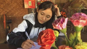 Cô thủ khoa “tự đi học, tự nuôi mình”