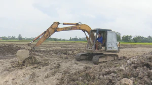 Bắt quả tang một điểm khai thác đất mặt trái phép, chuyên tiêu thụ tại các lò gạch