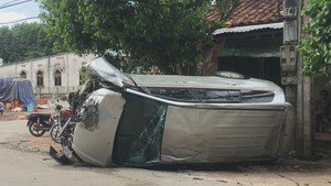 5 người mắc kẹt trong xe ô tô bị lật, dân đập cửa kính cứu người