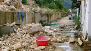 Hàng trăm hộ dân bất an do kênh thoát lũ bị sụp lở treo lơ lửng trên đầu