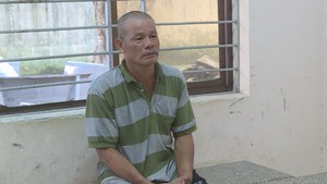 Đi thăm bạn tù, chưa gặp bạn, đã bị bắt vào tù