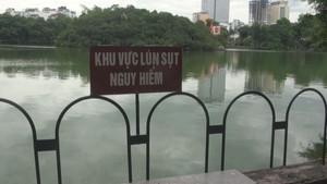 Làm rào chắn, đặt biển cảnh báo khu bờ kè sạt lở ở Hồ Gươm