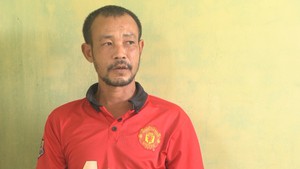 Tạm giữ người cha dùng cây sắt đánh vào đầu con gái