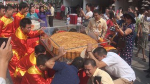 Xác lập kỷ lục cặp bánh trung thu 300 kg, nặng nhất Việt Nam