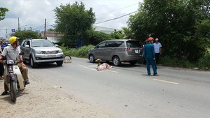 Người đàn ông nghi tự vẫn nhảy từ ô tô đang chạy vào xe khách