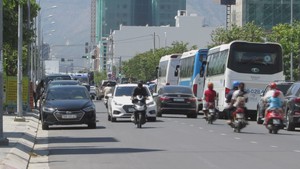Thiếu bãi đỗ, ô tô “băm nát” vỉa hè ở nhiều khu đô thị ở Nha Trang