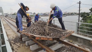 Tất bật thi công cầu sắt Bình Lợi mới trước ngày thông xe