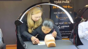 Trao học bổng học nghề “Tung cánh ước mơ” cho phụ nữ yếu thế