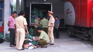 Sử dụng xe chuyển phát nhanh để vận chuyển hàng không rõ nguồn gốc