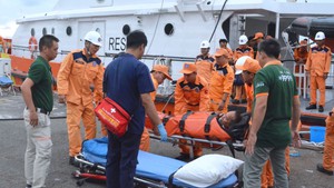 Cứu thuyền viên nước ngoài bị nạn trên biển