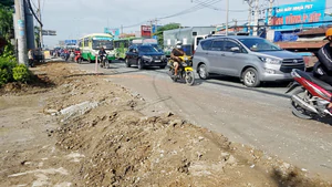 Mở rộng lòng đường quốc lộ 1 để giảm ùn tắc kẹt xe