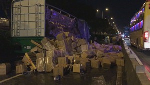 Xe container làm rơi hàng trăm thùng nước, Quốc lộ 1 ùn tắc