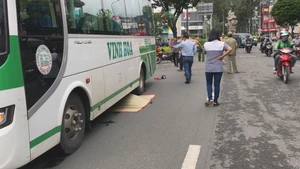 Xe khách ép sát lề đường, cán chết người phụ nữ nhặt ve chai