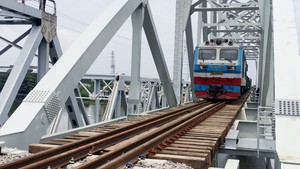Cầu sắt Bình Lợi cũ hoàn thành sứ mệnh, cầu mới hướng đến tương lai