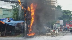 Đường dây điện phát nổ, nhiều người tháo chạy thoát thân