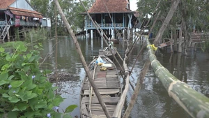 Nước lũ trên sông tiền vượt báo động I