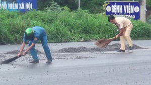 CSGT cùng người dân dọn đá rơi vãi trên quốc lộ 20