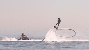 Hấp dẫn với trò chơi Flyboard trên biển Nha Trang