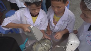 Học sinh thích thú với trải nghiệm khoa học