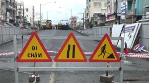 Cầu Cà Mau sửa chữa chậm, dân đi lại khó khăn