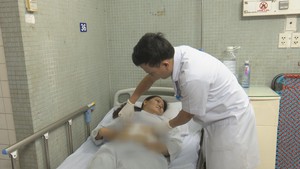 Lấy khối u nặng hơn 5kg, dài nửa mét trong người nữ bệnh nhân