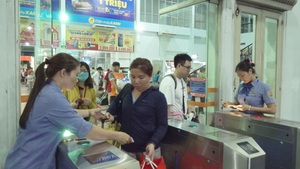 Về quê nghỉ Tết, nhiều người trễ tàu