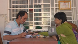 Thầy giáo trẻ mở phòng khám đông y miễn phí