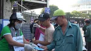 Bạn trẻ TP.HCM phát hàng ngàn khẩu trang y tế miễn phí cho người dân