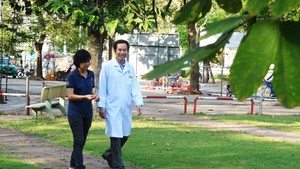 Góc nhìn trưa nay | Chuyện về người bác sĩ hết lòng với bệnh nhân nghèo