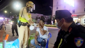 Góc nhìn trưa nay | Sáng kiến thổi hơi vào bong bóng để kiểm tra nồng độ cồn