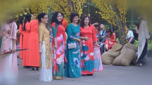 Tuần lễ áo dài tôn vinh nét đẹp của phụ nữ Việt