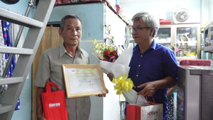 “Mừng lắm khi giải thưởng đến đúng lúc, con gái ba đã có tiền để học nghề”