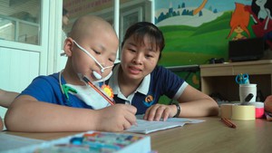Góc nhìn trưa nay | “Lớp học hạnh phúc” được ươm mầm tại nơi đau đớn, bệnh tật