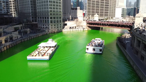 Video: Ngạc nhiên dòng sông nhuộm xanh ở Chicago