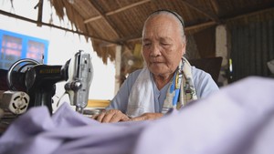 Góc nhìn trưa nay | Chuyện về cụ bà 80 tuổi miệt mài may chăn tặng người nghèo