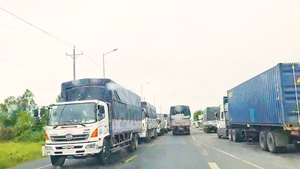 Video: Kẹt xe hơn 2km do An Giang yêu cầu tài xế âm tính mới được qua chốt