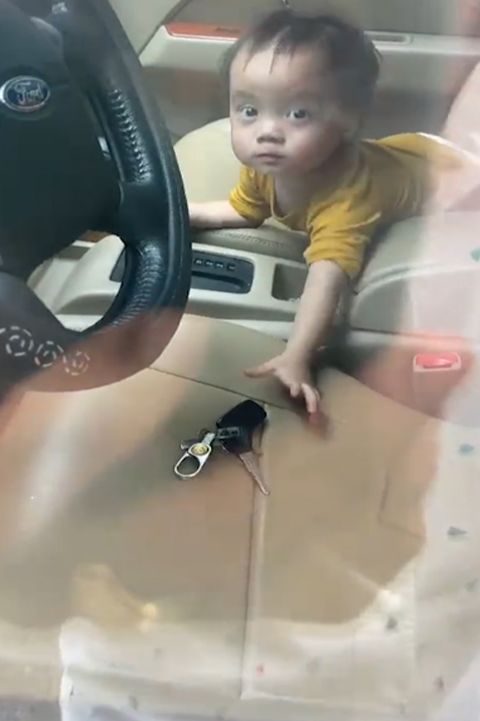 Chủ tịch tỉnh Thái Bình chỉ đạo điều tra vụ trẻ mầm non bị bỏ quên, chết trong xe đưa đón- Ảnh 4. Quên chìa khóa trong ôtô, bố mừng rỡ khi con 2 tuổi biết mở cửa xe