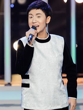Lynk Lee giả ca sĩ Quang Linh khiến khán giả cười mỏi miệng