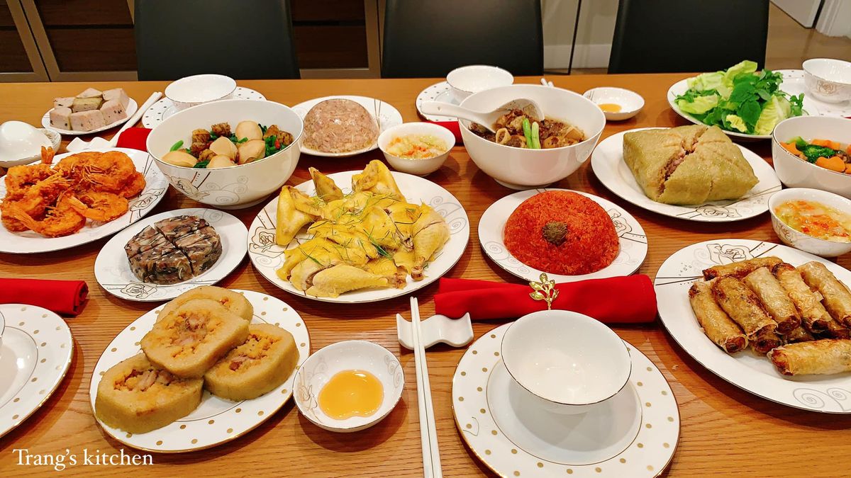 Làng ‘nấu tiệc’ cuối năm, những tờ đơn đặt hàng dài cả mét- Ảnh 5. Mòn mắt với mâm cỗ tất niên 30 Tết của dân mạng Việt