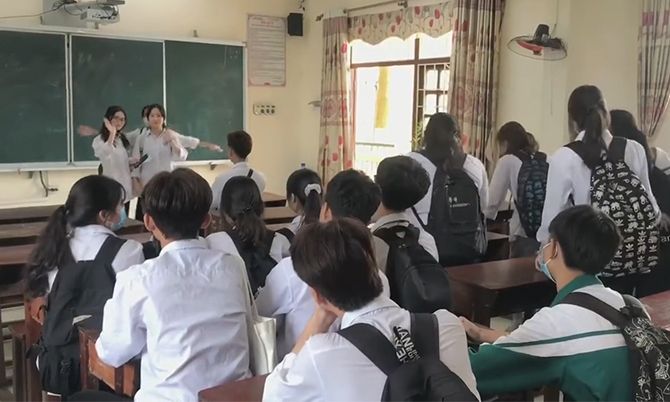Từng thành viên vẫy tay, cúi chào lớp học những ngày cuối năm