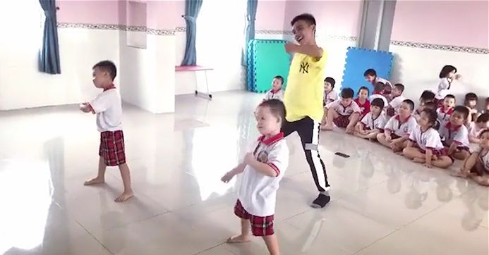 Hai bé trai nhảy điêu luyện cùng thầy giáo mầm non