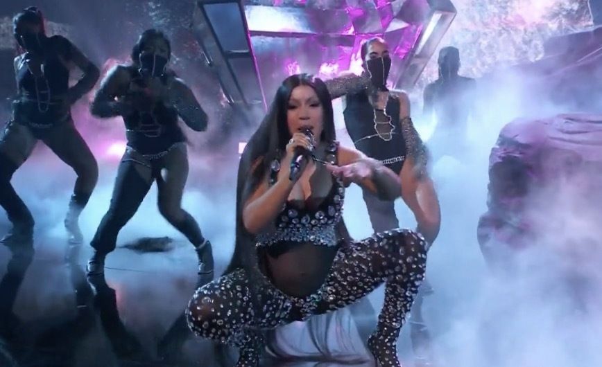 Cardi B ôm bầu nhảy tưng tưng, bắn rap đùng đùng trên sân khấu
